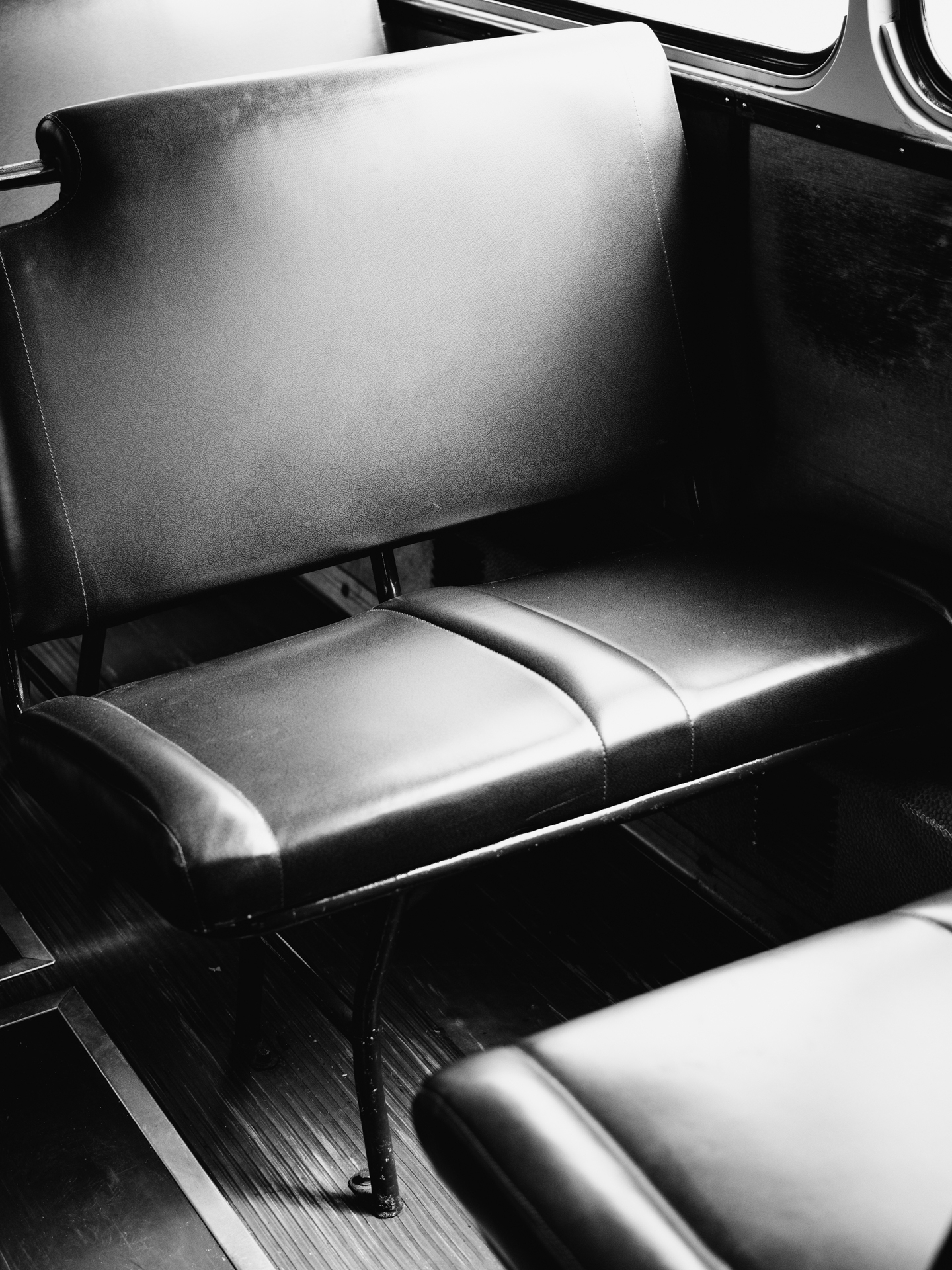Schwarzweiß-Fotografie eines alten Lübecker Bussitzes